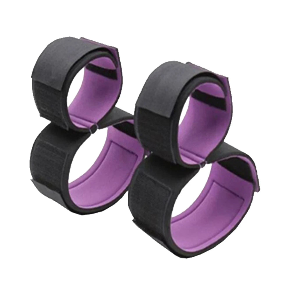 Accessoires BDSM pour femmes : menottes, matériel de bondage pour couples, jeux adultes érotiques, dispositifs de restriction et sangles de positionnement.