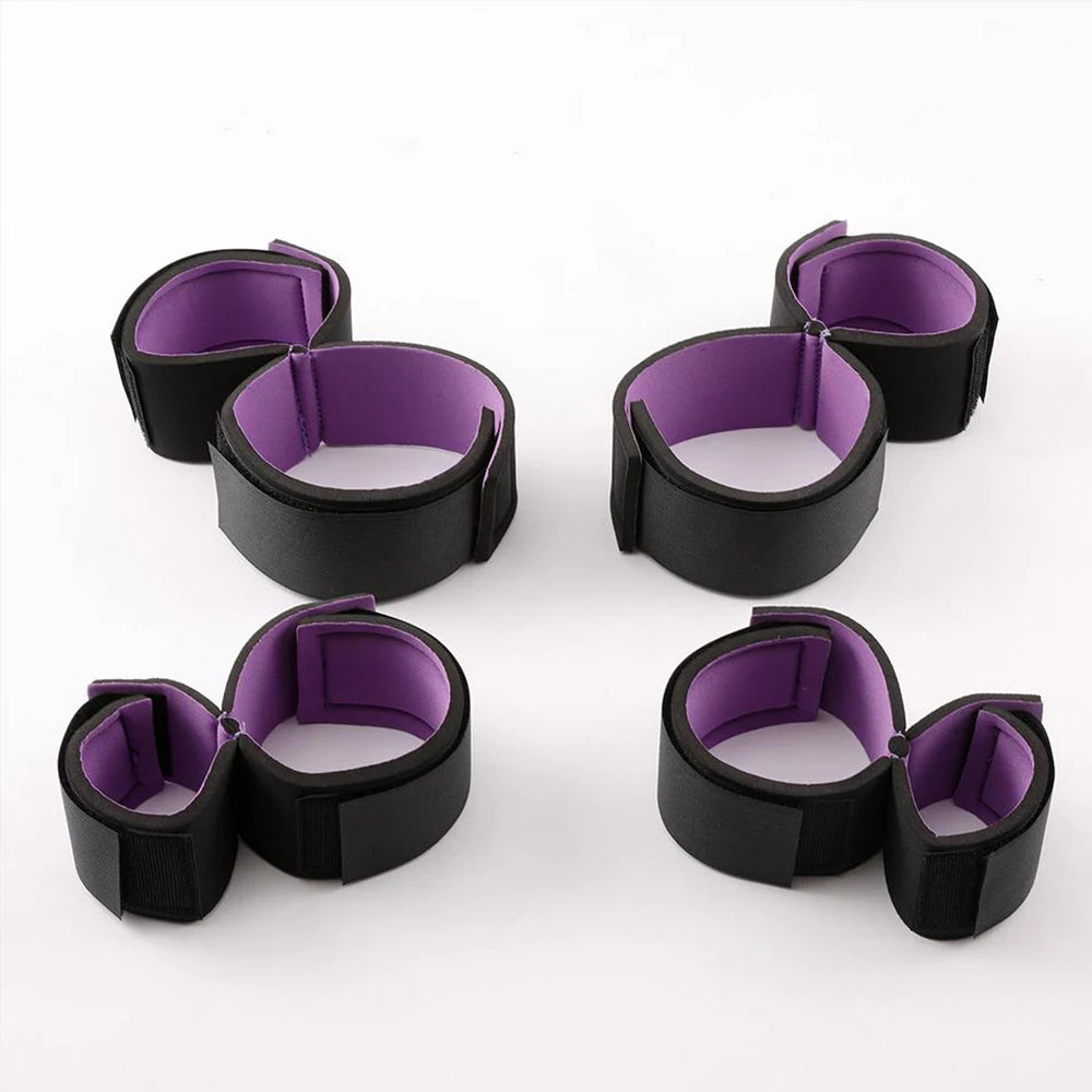 Accessoires BDSM pour femmes : menottes, matériel de bondage pour couples, jeux adultes érotiques, dispositifs de restriction et sangles de positionnement.